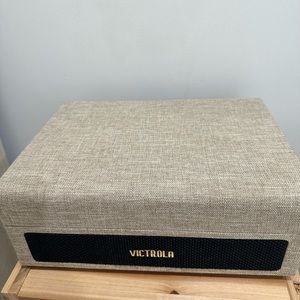 NEW VICTROLA WITH VINYL RECORDS AT ONLY 50us